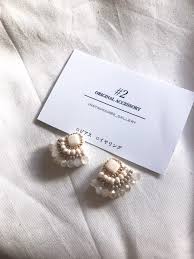 ご覧頂きありがとうございます ホワイトチェコビーズを使った 小ぶりな刺繍アクセサリーです ピアス はステンレス製 裏はフェイクレザーを使用しております size 幅約2 5cm 長さ約2cmあくまでもハンドメイドなので 丁寧に作っていますが 左右 刺繍