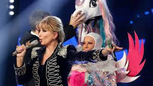 Orietta berti, prima eliminata nei panni dell'unicorno (ed unica ad aver provato a sviare, modificando la propria voce anche nel canto), arisa, valerio tra i 5, per la prima volta in vita sua, il più spigliato è apparso guillermo mariotto. Il Cantante Mascherato Batte Il Grande Fratello Vip Cosa E Successo In Gara Magazine