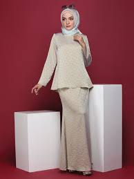 Ternyata memakain jubah dan gamis termasuk ke dalam sunnah nabi muhammad lho. Kurung Moden Bercorak