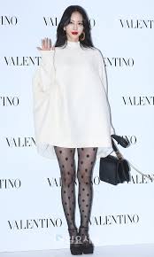 IS포토] 한예슬, 땡땡이 스타킹으로 시선강탈 '발렌티노 컬렉션' < 연예포토 < 포토 < 기사본문 - 일요서울i