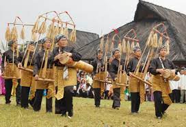 Semoga dalam keadaan baik baik saja ya, nah pada kesempata kali ini masih bersama kakak, tentunya kakak tidak bosan bosannya untuk memberikan materi pembelajaran yang disusun khusus untuk adik adik kelas x sma/ma, tentang materi pengertian dan fungsi pertunjukan. Fungsi Musik Tradisional Pengertian Ciri Jenis Contohnya Lengkap