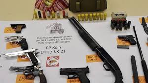 Weitere ideen zu waffe, waffen, pistolen. Rockermilieu Haftbefehle Nach Messerangriff Erlassen