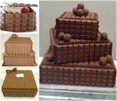 Tout Carre Et Tout Recouvert De Tablettes De Chocolat Ajoutez Des Ferrero Rocher Chocolate Bar Cakes Chocolate Chocolate Cake With Name