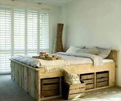 Selain itu, sebagai bagian kepala tempat tidur bisa diampelas dan dipernis dengan tepat menjadi. Lingkar Warna 16 Desain Tempat Tidur Unik Dari Kayu Pallet Bekas