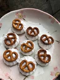 Festive and just in time for the holidays. Pretzel Meringue Cookies 9gag