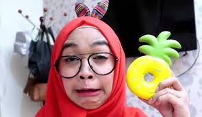 Video blog (vlog) selebgram ria ricis soal membuang mainan squishy ke toilet dikritik netizen. Squishy Archives Sabigaju