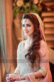 Latest pakistani girls hair styles for wedding party. Pin By Mugha Hoo On Bollywood Style Desi Shaadi Pakistani Bridal Hairstyles Bride Hairstyles Pakistani Wedding Hairstyles