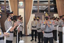 Termasuk idham azis yang turut mengantarkan langsung dirinya ke dpr ri. Kapolri Idham Azis Reami Melantik 8 Kapolda Baru