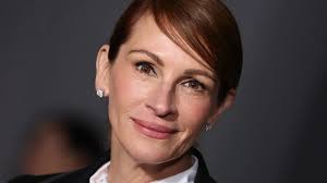 Clara Cervera, maquilladora: “Para levantar el párpado caído y arrugado,  aplica un toque de sombra marrón en la cola del ojo al alza"