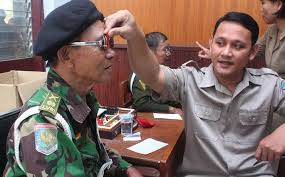 Mata minus/rabun jauh (miopi) merupakan dimana kondisi mata terlihat gak jelas ketika melihat jarak jauh. 6 Cara Menjaga Mata Tidak Minus Bagi Pekerja Yang Seharian Di Depan Komputer Tribun Manado