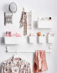 Small Plastic Baskets Are Attached To The Bathroom Wall With Suction Cups And Hold Toiletries And Accessories Bagno Ikea Idee Bagno Piccolo Decorare Il Bagno