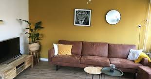 gele muur woonkamer okergeel cognac bank plant woonkamerkleur woonkamer geel interieur woonkamer