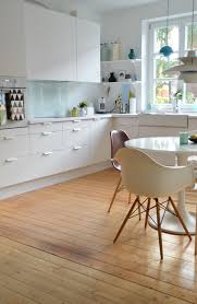 Hier Findest Du Die Besten Einrichtungsideen Fur Deine Kuche Mehr Stauraum Schone Deko Und Losungen F Moderne Kuche Kuche Dachschrage Gardinen Moderne Kuche