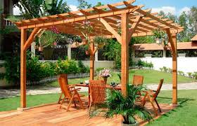 > porches de madera, pérgolas de madera y cenadores de madera > porches de madera rústicos porches de madera rústicos este modelo de porche, tiene un diseño basado en líneas rústicas, con dibujos curvos, tipo pecho paloma, en cabrios y ménsulas, con pilares y postes gruesos y peanas de piedra, haciendo que tenga una apariencia rústica y. Construccion De Pergolas En Madera Planos De Casas 2021