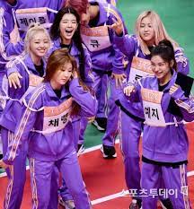 With the likes of itzy, twice, momoland, red velvet, nct 127, nct dream, . Press 190812 Itzy For Today S Idol Star Athletic Championship Isac Aktris Gaya Berpakaian Ilustrasi Karakter