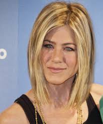 Jennifer aniston normally has a darker hair color and uses various colors of blonde, gold, caramels and maybe even a little bit of cinnamon colors to brighten it up. 28 Jennifer Aniston Hairstyles Hair Cuts And Colors