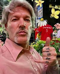 Fred durst, the vocalist for limp bizkit surprised his fans with a new look. Tpdizwjbescwfm