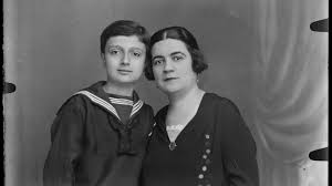 Dinu lipatti was born in 1917 in bucharest, the capital of romania. Dinu È™i Anna Lipatti DouÄƒ Trupuri In Care Bate AceeaÈ™i InimÄƒ Pianistul PÄƒtimea Pe Patul De Spital Iar Securitatea O Tara Pe Anna In InstanÈ›Äƒ È™i O Impiedica SÄƒ È™i VadÄƒ Fiul