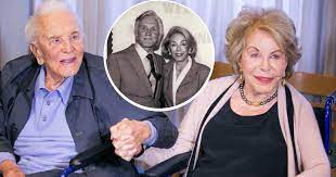 Pour la sortie de son autobiographie le fils du chiffonnier, le monstre sacré d'hollywood évoque sa vie et sa carrière dans un parfait français. Kirk Douglas Ist 102 Jahre Alt Und Seit Langer Zeit Glucklich Mit Seiner 100 Jahre Alten Frau Verheiratet