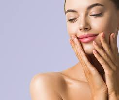 Beleza mulher cuidados com a pele linda mão feminina tocando rosto modelo  de menina cosmética sobre fundo azul