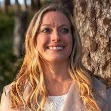 Sarah Henn's Instagram, Twitter & Facebook