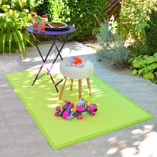 tapis en pvc tresse vert pomme pour l exterieur comme l interieur pour la terrasse comme pour la cuisine e tapis exterieur tapis exterieur terrasse vert pomme