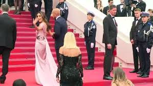 À travers les différentes sélections (semaine de la critique, quinzaine des réalisateurs, cnc talent…) le festival offrent un véritable tremplins pour les jeunes réalisateurs. Montee Des Marches A L Ouverture Du Festival De Cannes Video Dailymotion