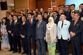 Pelantikan senarai menteri kabinet kali ini diperkuatkan dengan empat orang menteri kanan yang berfungsi membantu perdana menteri. Elaun Parkir Menteri Rm5 700 Sebenarnya Tak Betul Ini Gaji Sebenar Menteri