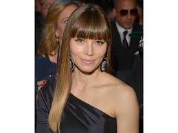 La frangia sui capelli corti? Capelli Lunghi Con Frangia Inspo E Look Di Tendenza Per Il 2021 The Wom Beauty