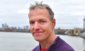 Wapping: How artist Ed J Bucknall captures snapshots of London in his  creative work