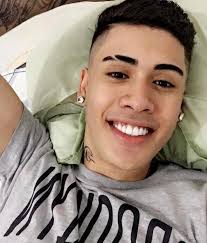 Leia também •naiara azevedo mostra seu super closet •veja as celebridades que fizeram harmonização facial! Kevinho E Pavanelli Param De Se Seguir Apos Troca De Beijos Famosidades