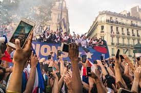 Classements détaillés de la coupe du monde 2018 de la fifa. Bleus With A Projectile On The Champs Elysees