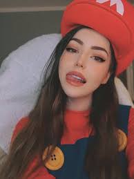 She is a popular english vtuber in the japanese vtuber community, having translated clips of her with up to 1,500,000 views. Veibae Twitter Face