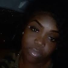 Student passed away just days before graduation… so her teacher walked  across the stage holding her photo 😭🎓 The entire hall stood in silence.  There wasn't a dry eye in the room.