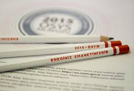 Ösym, sınavlarda adaylara verilen içerisinde kalem, silgi, peçete ve şekerlemelerin bulunduğu kırtasiye kutusunu yeniledi. Osym Tum Sinavlari Yeniden Inceleyecek
