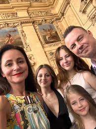 Moje nejstarší dcera si dnes slavnostně převzala maturitní vysvědčení. Teď  ji čeká lékařská fakulta. Celý svůj život mi dělá jen a jen radost. Jsem na  ni hrdý, jak jen táta může na