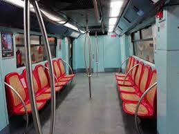As superfícies de apoio dos comboios são das mais usadas pelos clientes que diariamente utilizam o metro. Interior Do Prototipo M 202 R 202 R 203 Do Metropolitano De Lisboa Com Os Bancos Corridos Na Lateral Esta Configuracao E Unic Comboio Metropolitano Lisboa