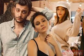 Ulan mal bari arashtirip da bi video hazirlasaydin.kim resim chekilmishse sevgili diye yapishtirmishsin.iyiki erkekle resim chekinen erkek oyunculara sevgili diye yazmamishsin. Farah Zeynep Abdullah Bahar Sahin In Sevgilisi Cenan Adiguzel I Caldi Ortaligi Karistiracak Iddia Galeri Takvim