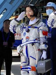 Angkasawan amerika syarikat, michael collins, yang mengendalikan modul perintah (command modul) ketika rakan krunya menjadi orang pertama menjejakkan kaki ke bulan pada 20 julai, 1969. Liu Yang Angkasawan Wanita Pertama China Dunia Mstar