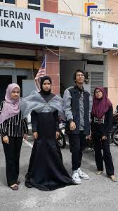 Berbekalkan pengetahuan melalui kursus jahitan dan perniaagaan pakaian yang telah saya usahakan selama lima kos projek tersebut termasuklah pembelian peralatan kilang dan premis kedai, ubahsuai premis, pembelian stok kelulusan : Kolej Komuniti Manjung Sijil Fesyen Dan Pakaian Kolej Komuniti Manjung Facebook