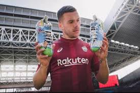 Des Crampons Olive Et Tom Pour Lukas Podolski L Equipe