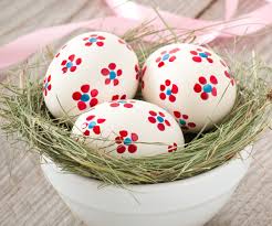 Cela consiste à vider des œufs de poules crus pour les teindre puis les décorer en famille. Idees De Decoration Et Coloriages D 039 Oeufs De Paques