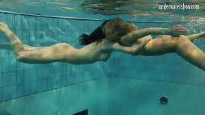 Chicas más calientes nadan desnudas bajo el agua - RedTube