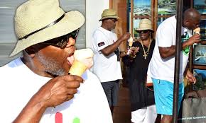 Samuel L Jackson eats ice cream as he walks with Magic Johnson