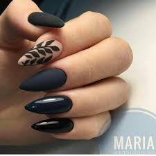 Estos son los esmaltes para tener unas uñas negras perfectas y lindas, entra las uñas pintadas en negro indican que eres una mujer extrovertida y tienes un lado misterioso, seductor y salvaje. Unas Negras Decoradas
