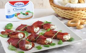 Ungere una padella con un filo d'olio ed adagiarvi sopra gli spicchi d'aglio, gli involtini, il ciuffo di rosmarino spezzettato ed un pizzico di sale. Ricetta Involtini Di Bresaola Con Formaggio E Noci Ricetta