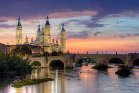 Zaragoza es uno de esos destinos en los que es fácil sentirse a gusto.la ciudad gira en torno a la extensa plaza del pilar, espacio que es escenario de las principales celebraciones. File Basilica Of Our Lady Of The Pillar And The Ebro River Zaragoza Jpg Wikimedia Commons