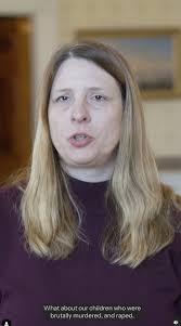 ไม่ได้หาดูกันง่ายๆ หลังจาก selena gomez ศิลปินชื่อดัง ออกคลิปร้องห่มร้องไห้  บอกว่า สงสารคนอพยพเข้าเมืองผิดกฏหมาย  ที่ถูกจับและเนรเทศออกนอกประเทศตามนโยบายทรัพม์  แต่กระแสตีกลับจนนางต้องลบคลิปทิ้งไป เพราะคนที่โดนจับเนรเทศรอบนี้  คือพวกที่มีคดีอาชญากรรม ...