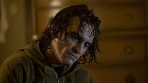 Born october 28, 1974) is an american actor, producer, and animal rights activist.he has often played dark and unconventional characters in independent film and has received many accolades, including an academy award, a british academy film award, a grammy award and two golden globe awards. Joker Darsteller Joaquin Phoenix Hatte Anfang 2000 Beinahe Batman Gespielt