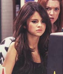 Selena Gomez On Set Of Wizards Of Waverly Place Selena Gomez Hair Selena Gomez Haircut Selena Gomez Hair Long